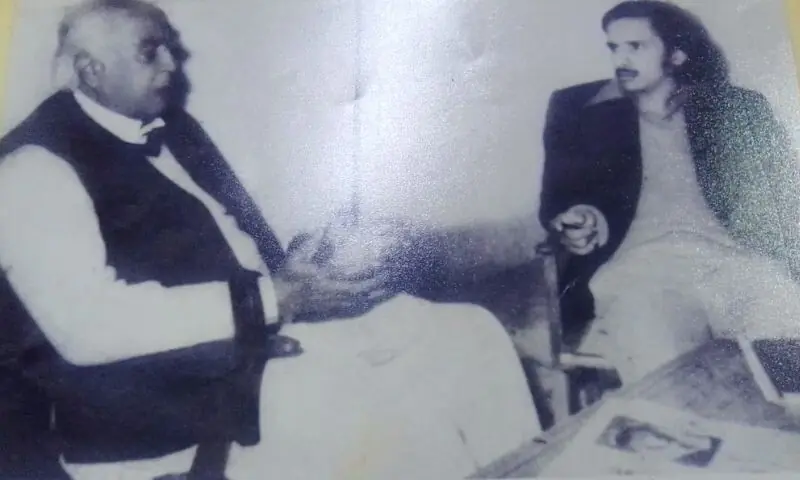 لکھاری کی میر غوث بزنجو سے انٹرویو لینے کی ایک تصویر—تصویر: لکھاری